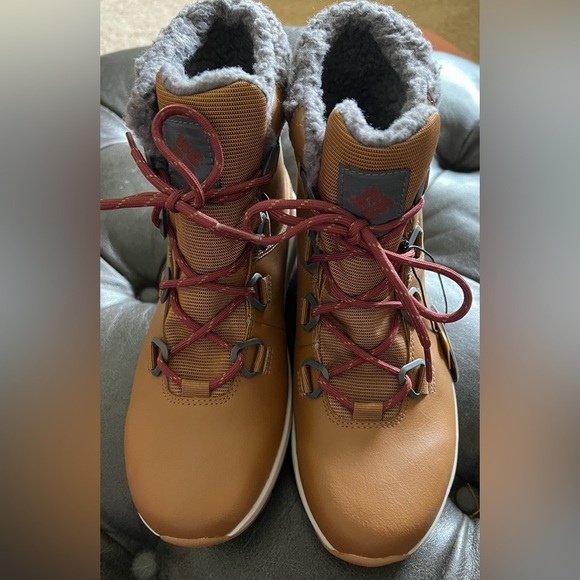 New In Box!! Women’s Columbia Boot In Cognac Size 8 - Picture 2 of 14